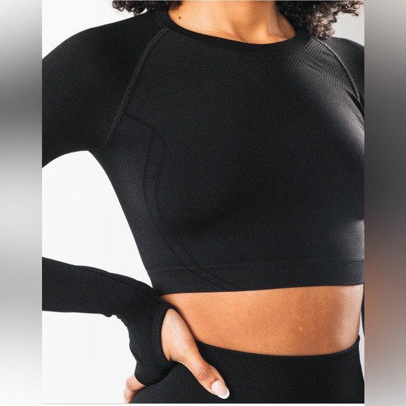 Alphalete Black Stratus LS Crop - Picture 3 of 3